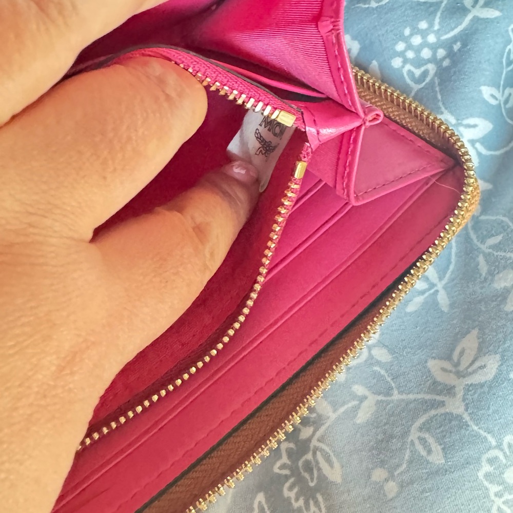 Limited edition MCM Brown Wallet with Vibrant Bunny Motif. - Picture 6 of 9
